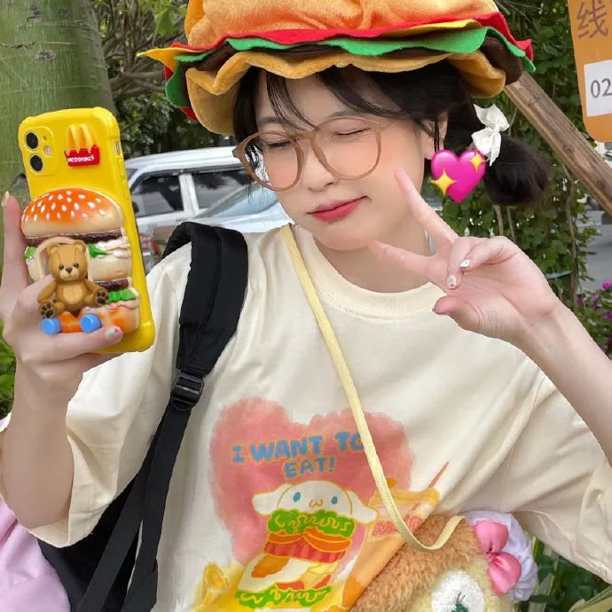 她行走于黑暗中